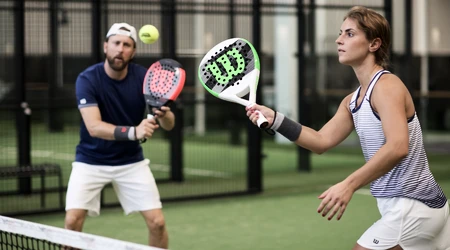 Wie man beim Padel Volleys spielt – Tipps zu Technik, Taktik und Reaktion auf schnelle Bälle