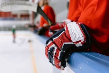 Wie man Eishockeyausrüstung pflegt, damit sie sauber bleibt und gut riecht