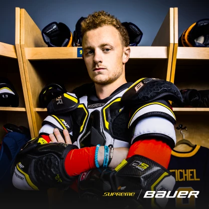 Jack Eichel in der Ausrüstung Bauer Supreme