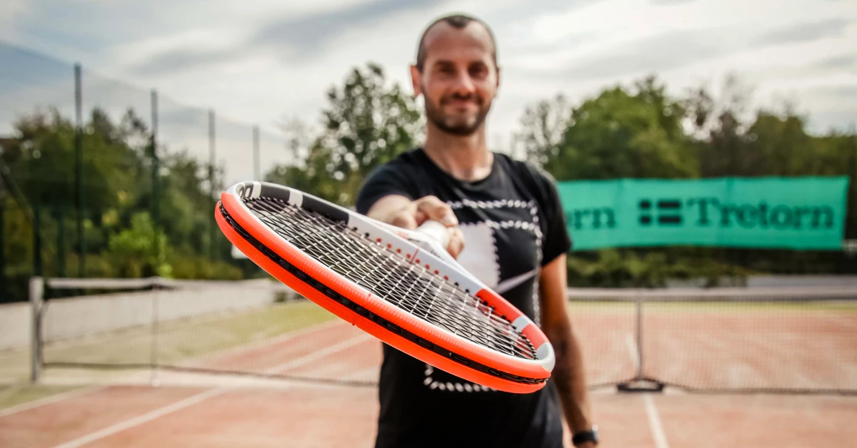 Roland mit den Tennisschlägern Babolat Pure Strike 2020