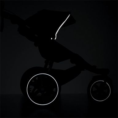 Kinderwagen Thule Urban Glide 2 hat Reflexelemente auf den Felgen und auf dem Dach