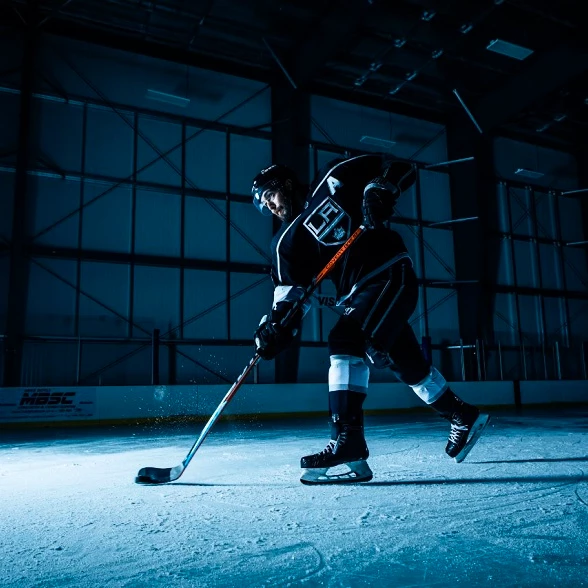Drew Doughty mit Eishockeyschläger Warrior Covert QRE 10