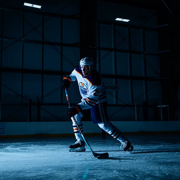 Leon Draisaitl mit Eishockeyschläger Warrior Covert QRE 10