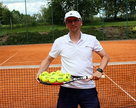 Fortgeschrittener Anfänger im Tennisbällen-Test
