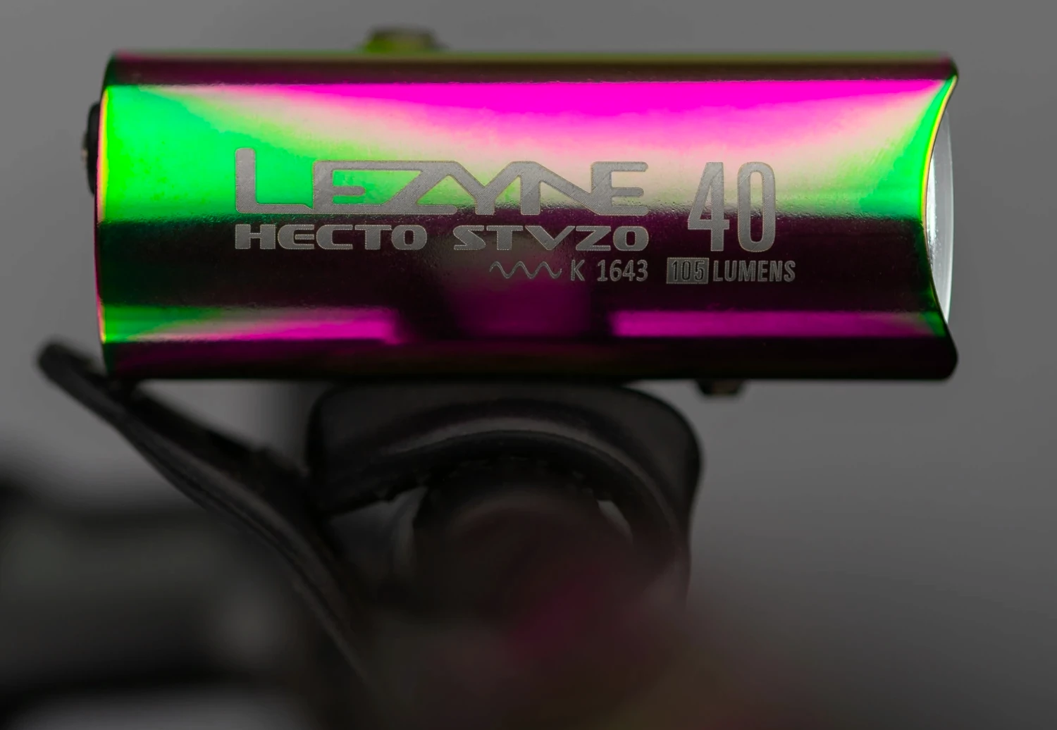 Die Lezyne HECTO DRIVE STVZO 40 Frontleuchte im originellen "Neo Metallic"-Design ist mit einer Hochleistungs-LED ausgestattet, die bis zu 40 Lux (105 Lumen) und bis zu sieben Stunden Betriebsdauer liefert.