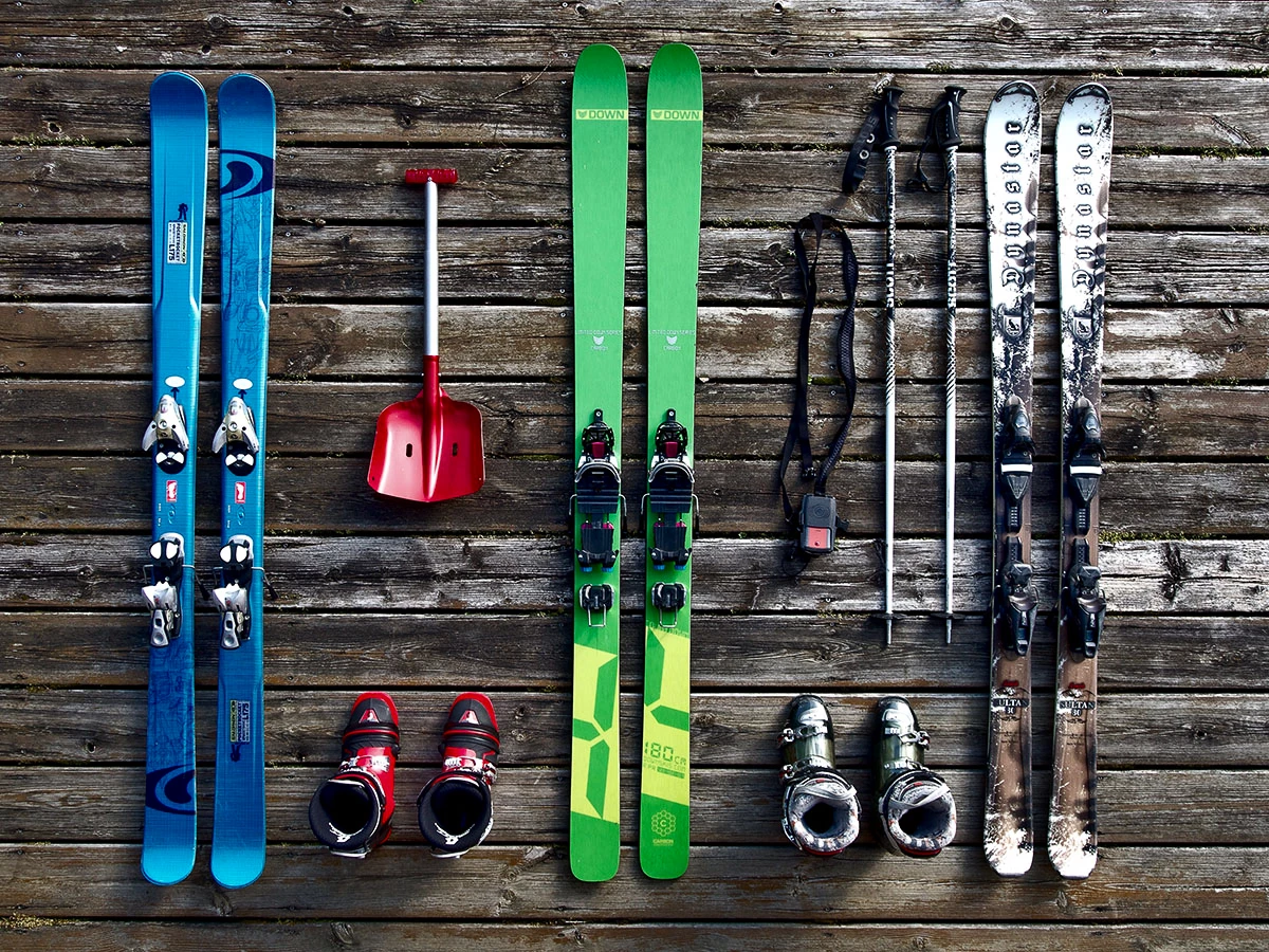 Zur Ausrüstung fürs Skibergsteigen gehören nicht nur Ski und Schuhe. Man sollte auch an die Sicherheit in den Bergen denken.